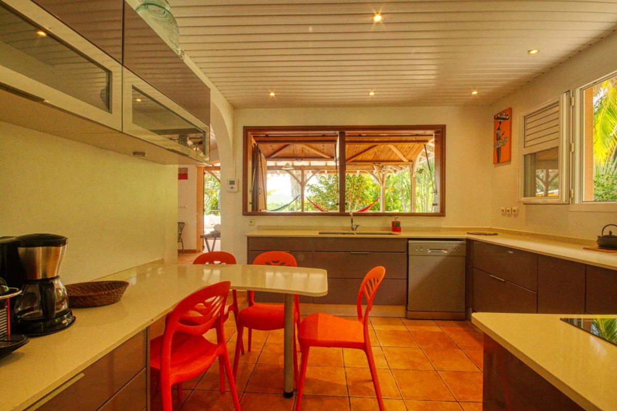 12Location villa piscine le diamant martinique_la cuisine